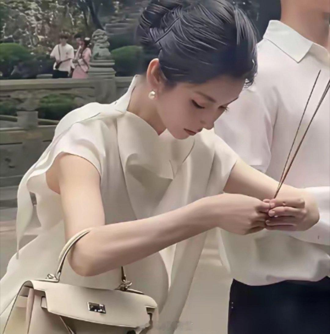 富婆美女也有烦恼吗？一个lv包都几百万了，还有必要求这个吗？