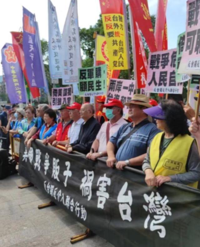 台湾岛内相当一些老百姓毫无底线支持台独、自认不是中国人，还肆意咒骂大陆人民、攻击
