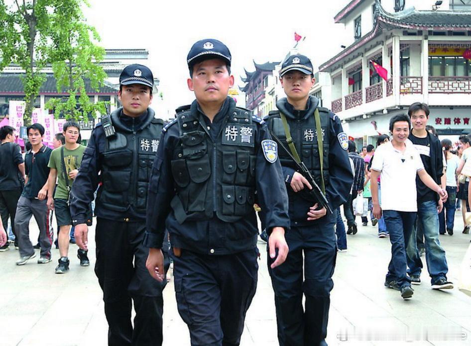 2010年上海世博会期间，在观前街手持82式冲锋枪巡逻的苏州特警察82冲锋枪仿