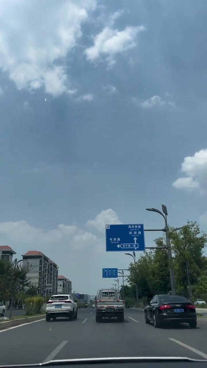 现在马路上的龟速车已经不是日系三大妈了。马路三大妈是车友们调侃经常在路上龟速行驶
