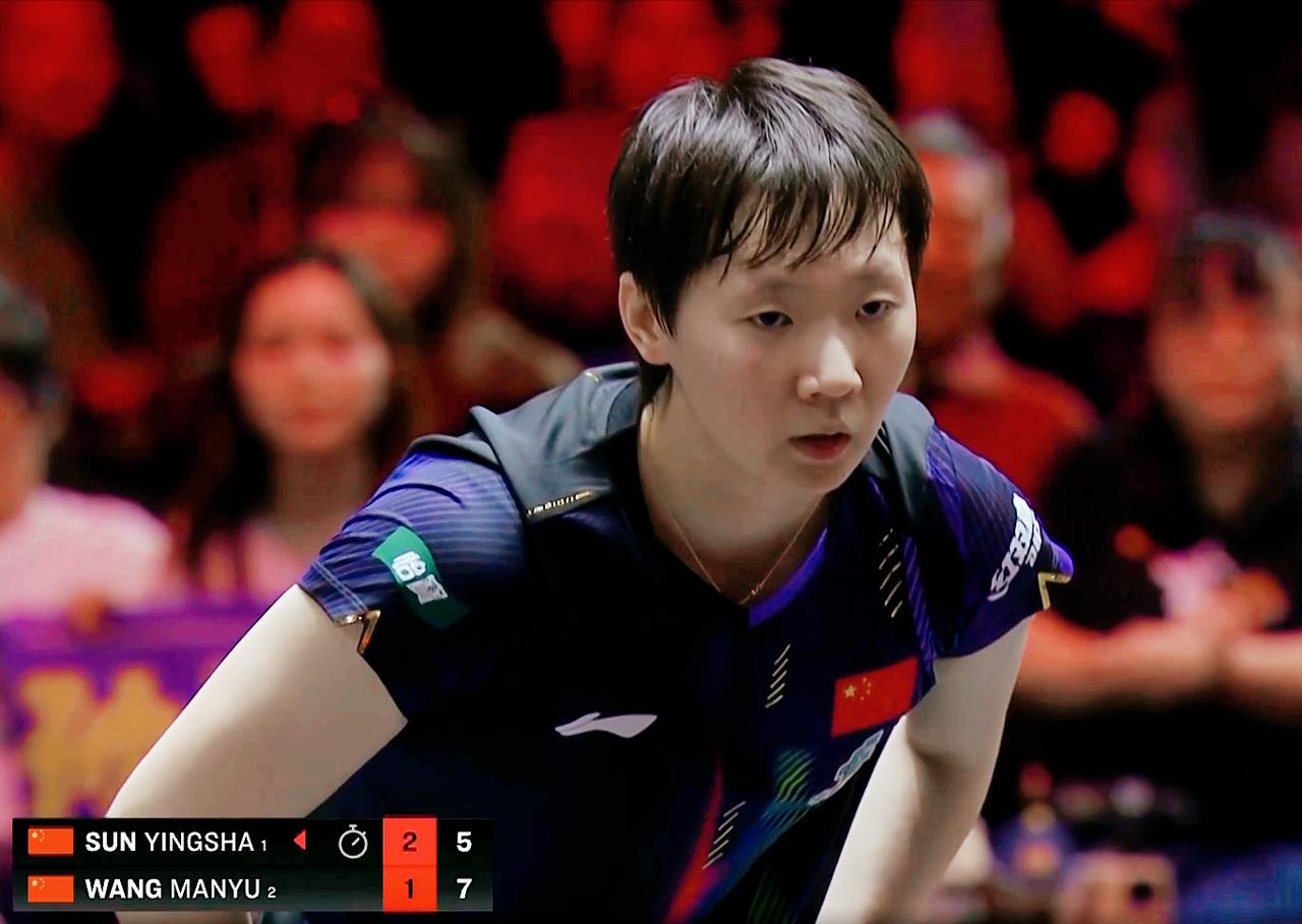 我去！王曼昱大爆发，用旋转控制了孙颖莎的速度，两四局打成了2:2平。前两局