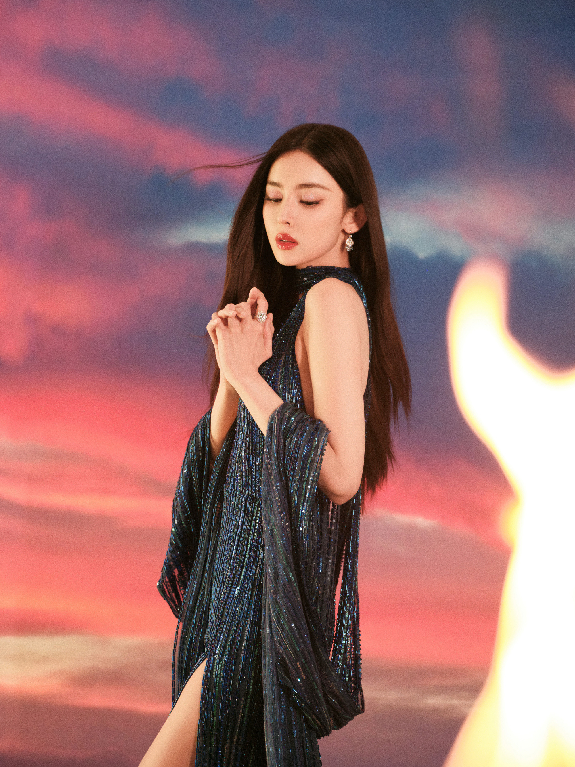 古力娜扎美到窒息，肩颈线如雕塑，每一帧都是电影海报