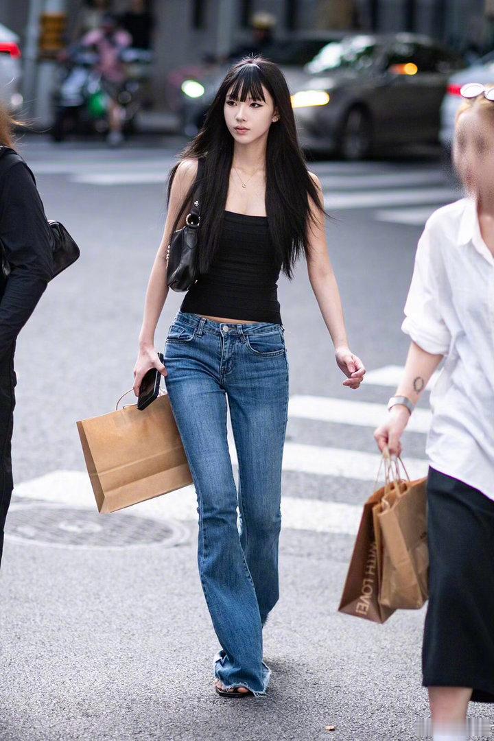 小S大女儿二女儿创立品牌许曦文和许韶恩，姐妹联手打造属于年轻人的时尚品牌，一人负