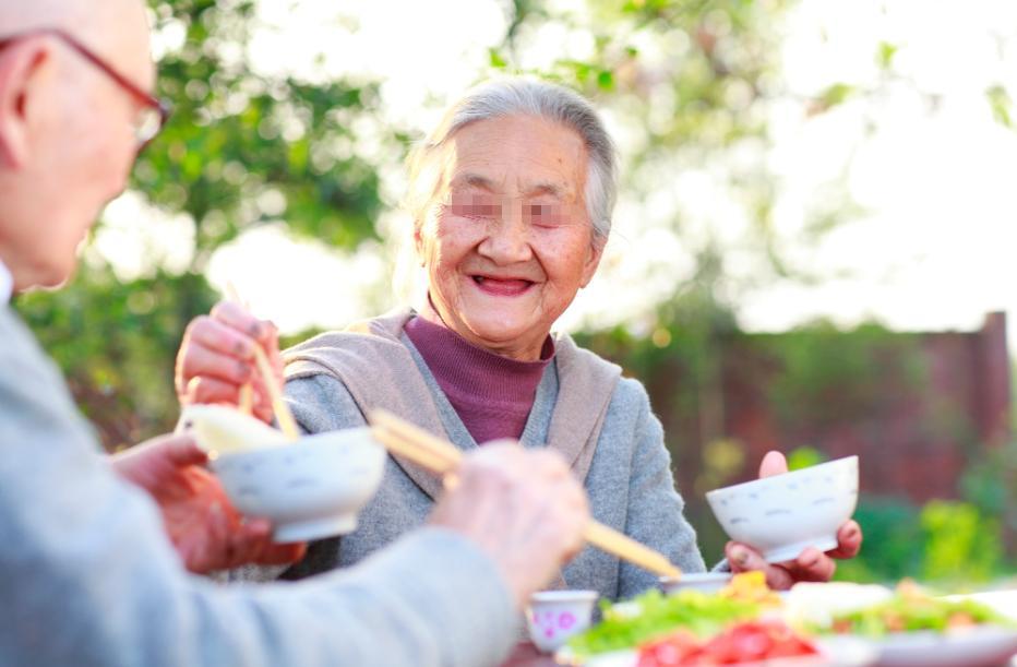 107岁老人，分享长寿秘诀：不靠走路，而是坚持这5件事不少人觉得长寿要靠锻炼
