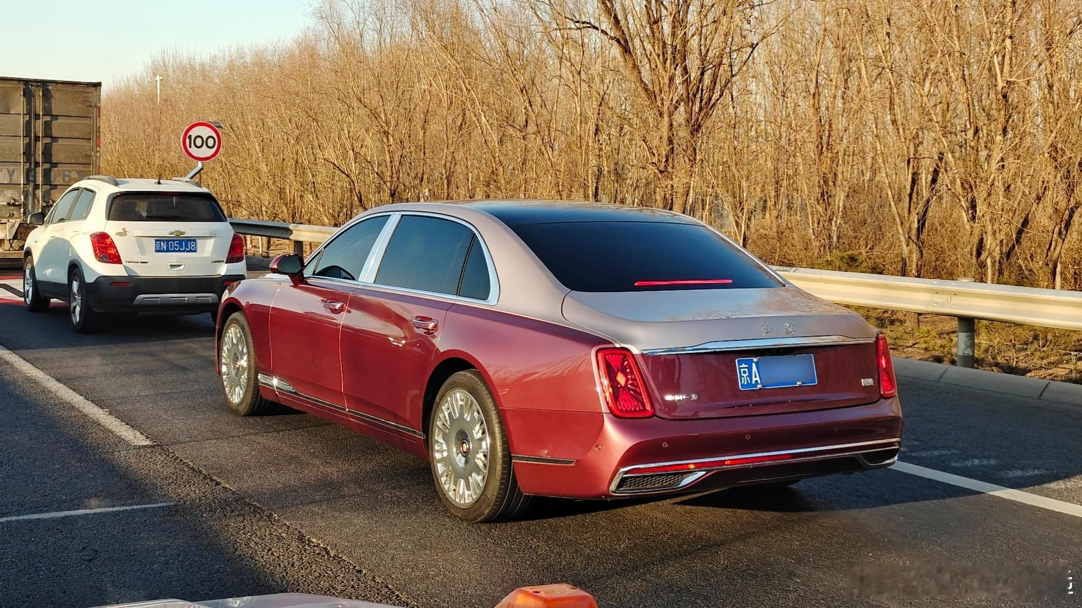 路遇红旗国雅!太帅了!!!整条街气场最强!你们觉得什么身份或职业才配开它？红旗