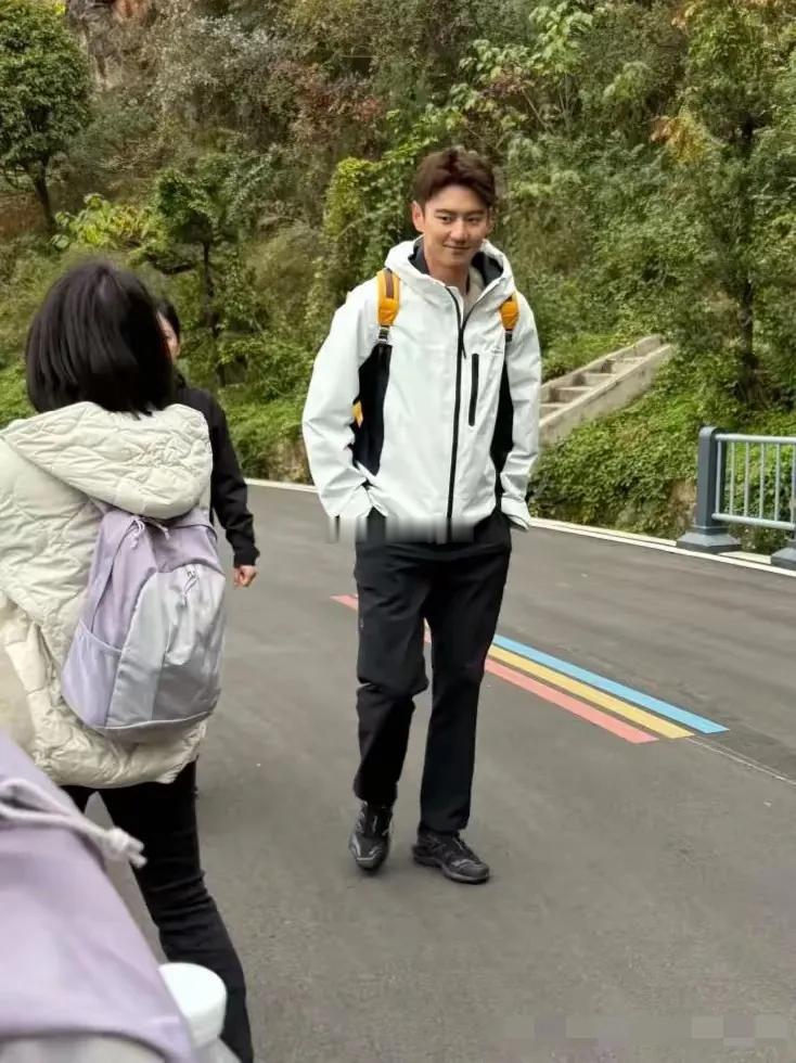 32岁宁泽涛真帅啊，他穿白色冲锋衣赏枫叶，比旁边的小姐姐高一个头！游泳运动员的身