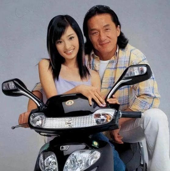 当年，49岁的成龙和17岁的杨幂拍了一个摩托车广告，拍完后，成龙拿到50万，杨幂