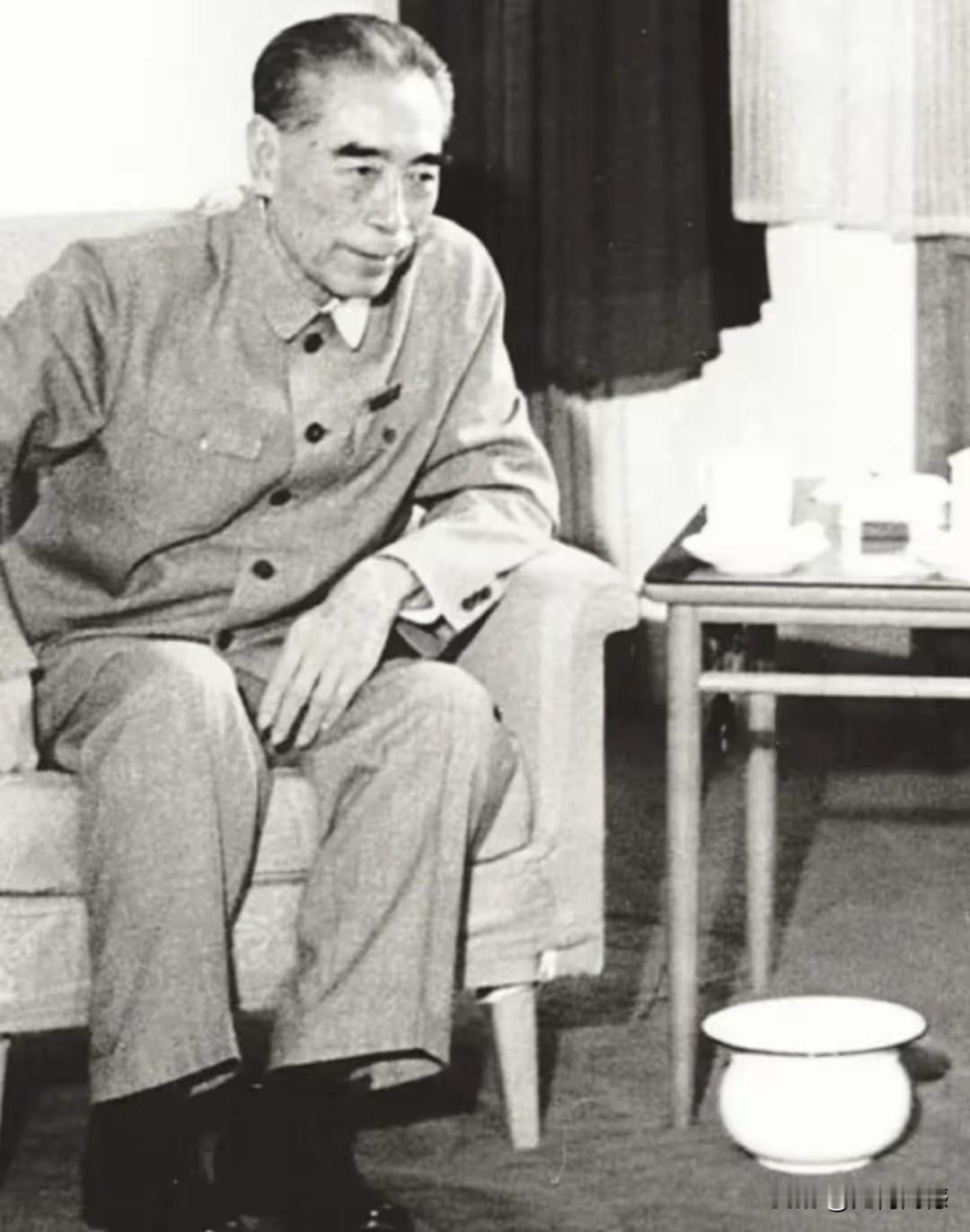 周总理这张照片，是1975年拍摄的，这个时候的他，病情已经很重了，透过照片都能够