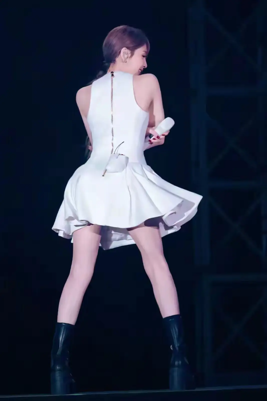 王心凌演唱会裙子争议：暴露太多还是时尚前卫？