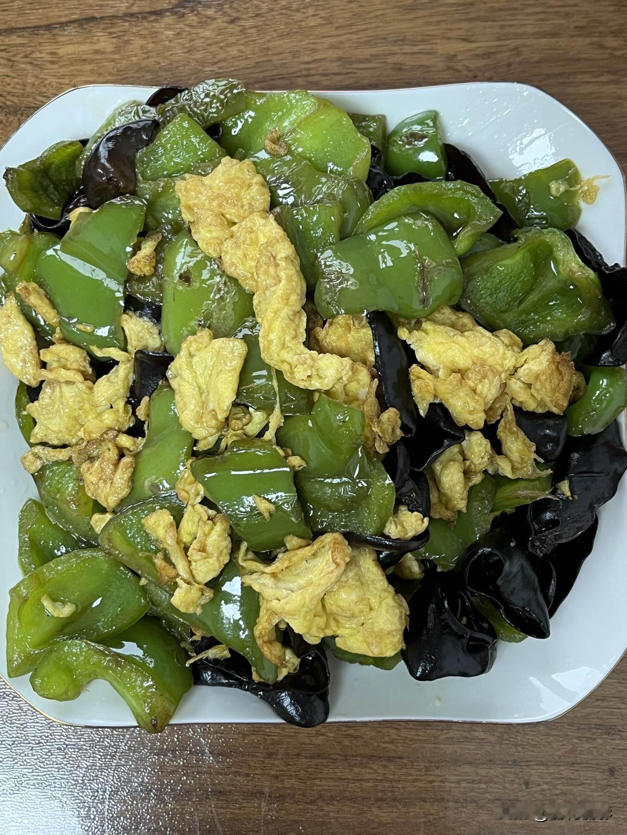 好友们晚上好！周末愉快，晚餐香香！今天的晚餐：青椒木耳炒鸡蛋豆角炒肉杂粮饭