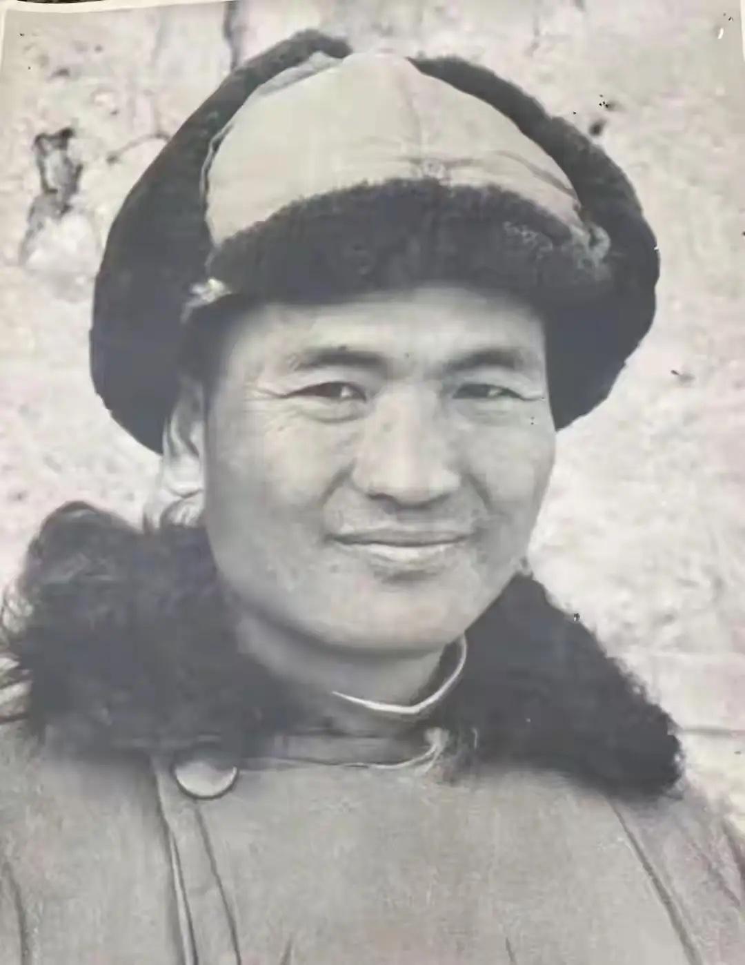 1948年冬，国军第105军中将军长袁庆荣被俘后的一张留影，他是傅作义麾下干将，