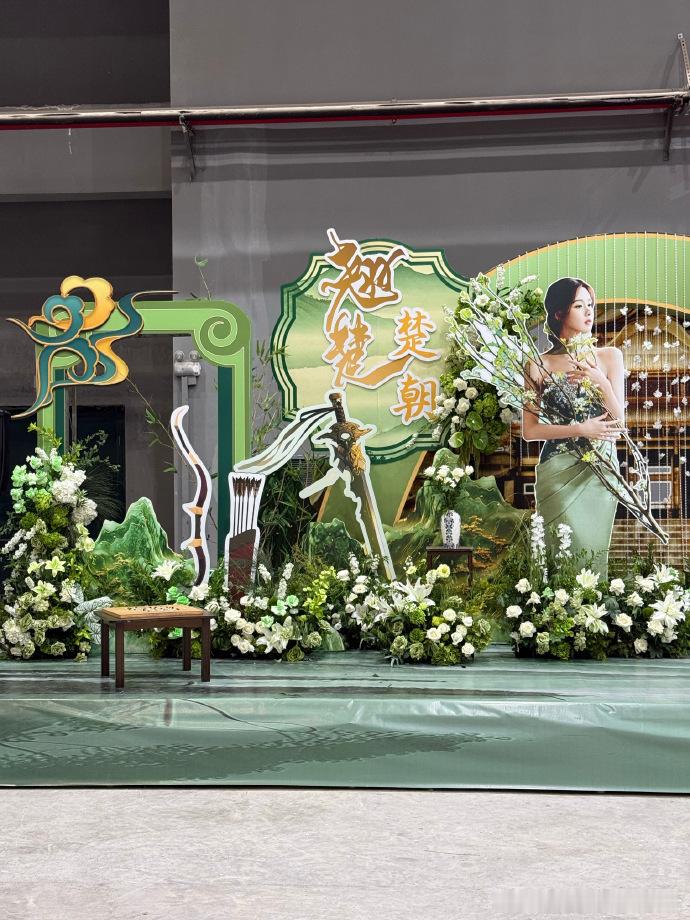 陈都灵翘楚造型路透陈都灵翘楚妆造路透陈都灵在《翘楚》中的造型路透释出，精致的妆
