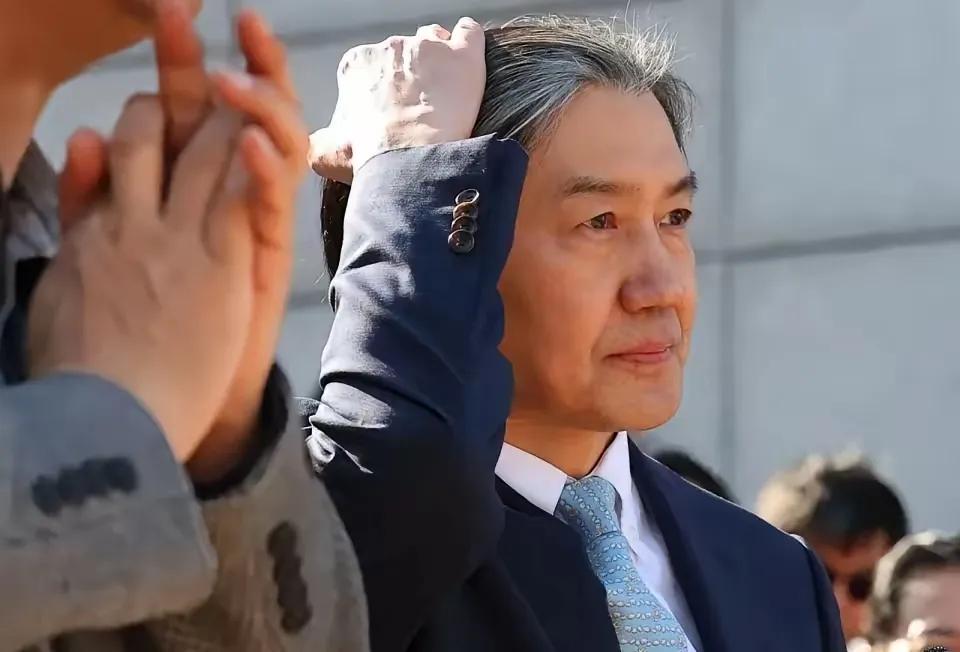 曹国现在可以出来了，他非常感谢李在明。如果没李在明，他现在可能还在监狱里面待着呢
