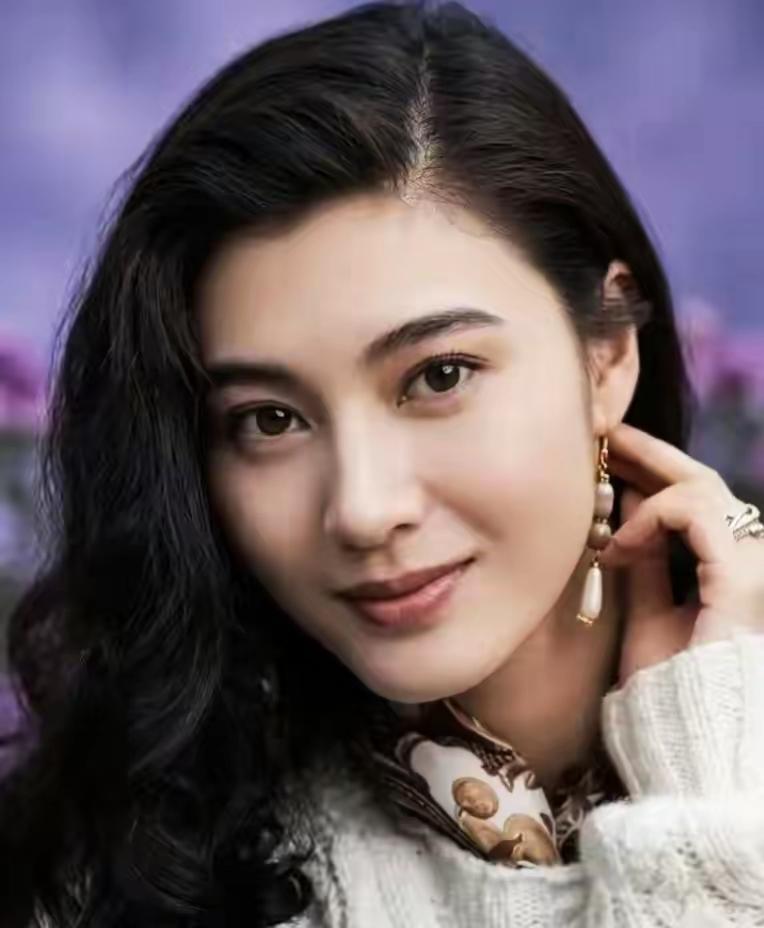 年轻时候的她们好美，就像天上璀璨的明星。她们不仅有外在的身材魅力，还具备精湛的表