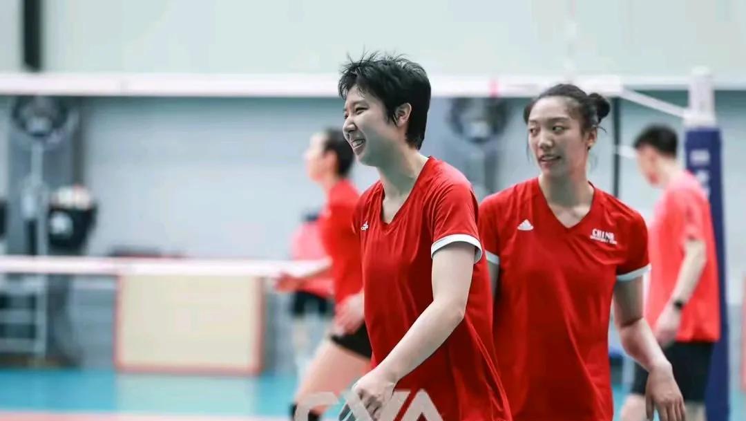 保持不败喜获俩连胜，中国女排热身再战世界强队法国女排，干脆利落的4：1大胜。主教