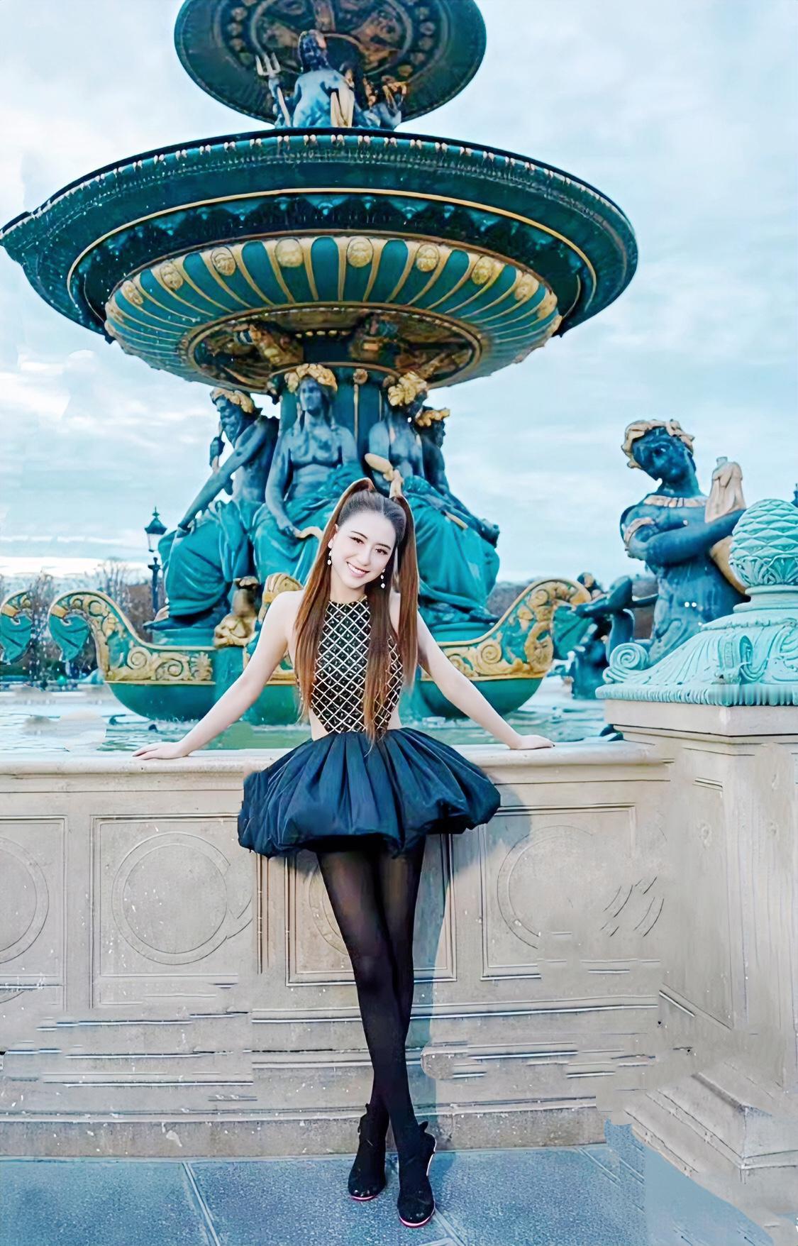 何超莲巴黎这身造型实在让人难以理解，少女感双马尾搭配黑丝蓬蓬裙，两种截然不同的风