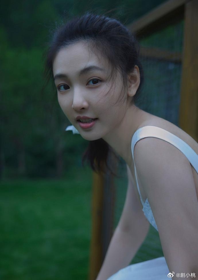 1.网传吴倩与张雨剑已经复合，她的经纪团队不再干预她的私人感情。旁人再怎么劝说