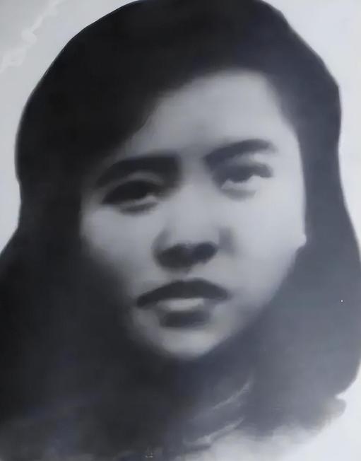 1949年，女教师朱世君被军统特务抓捕，在押送往渣滓洞的途中，押送人员李朝成认出