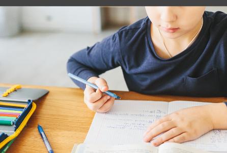 山东枣庄，六年级学生没有完成作业，老师没打没骂，叫他到走廊去补，半个小时左右回到