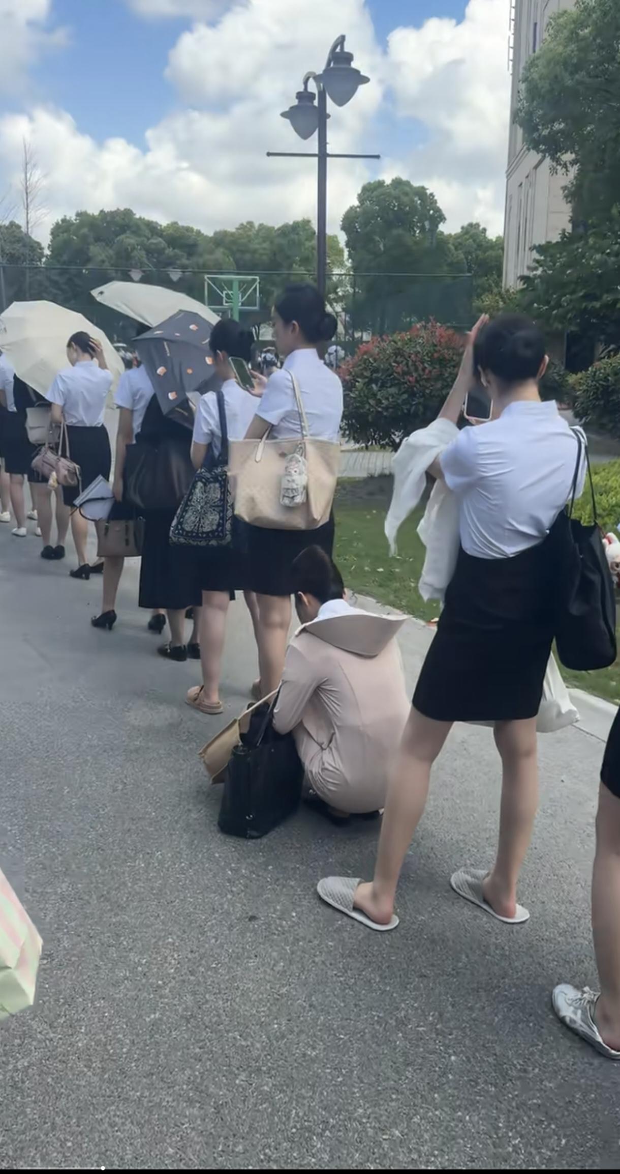 怎么这么多穿宜家拖鞋的？那个底很薄，走外面不舒服的。空姐面试考场了要换高跟鞋，这