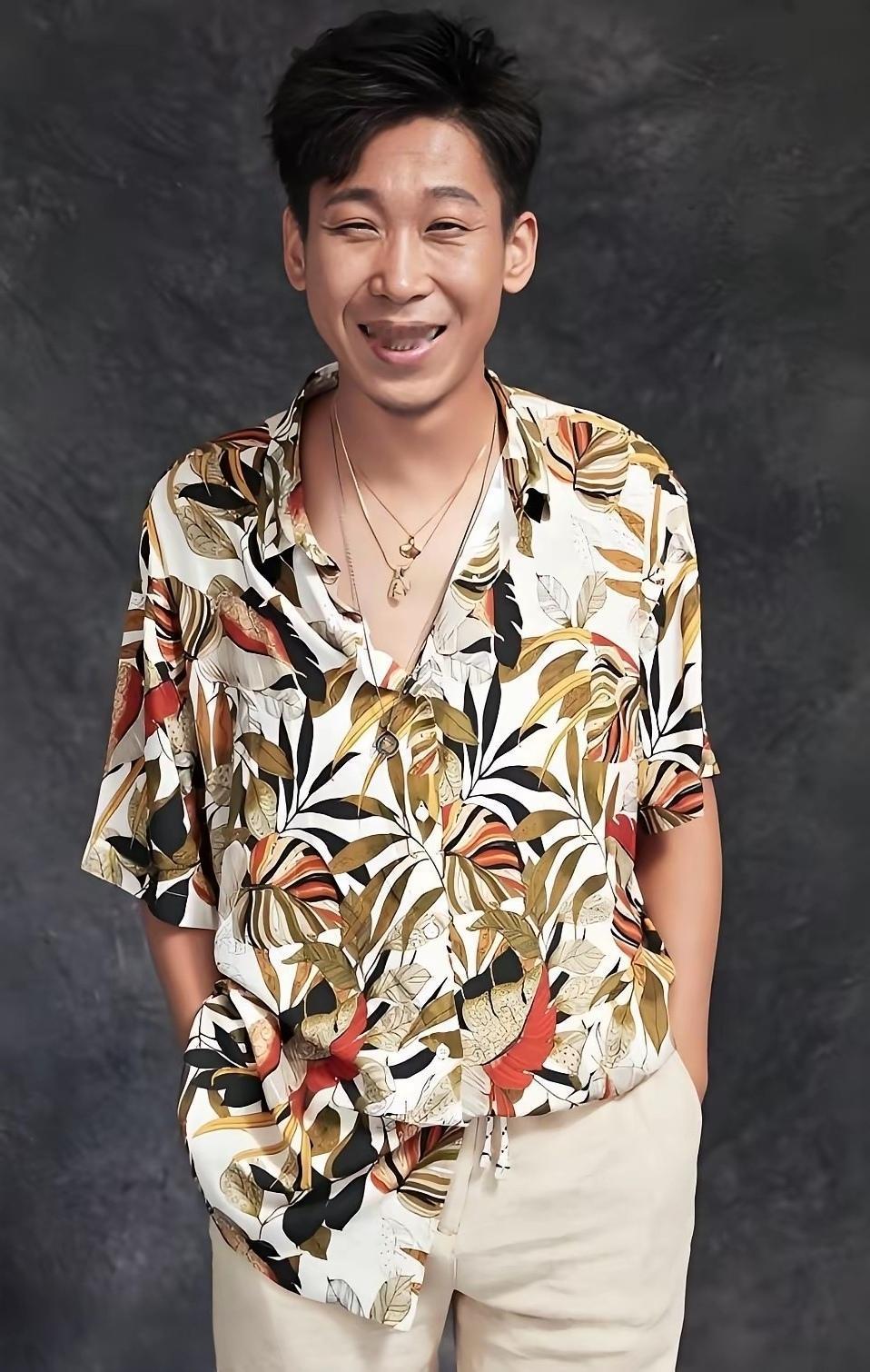 追剧《八千里路云和月》这个演员在剧中的角色叫王征新，是个军人，一看好眼熟，想