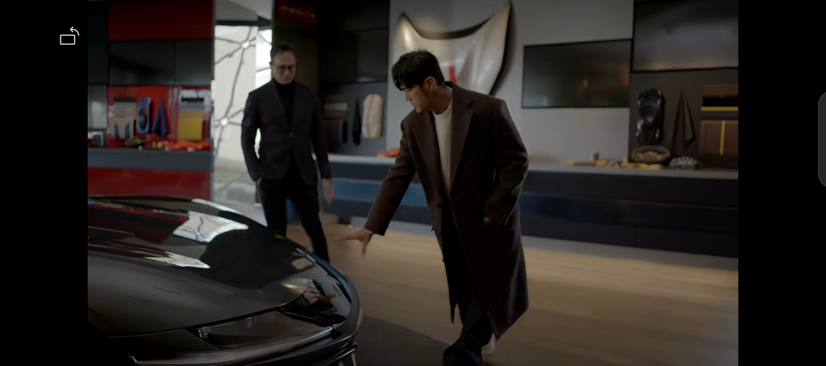 车若初见有句话叫：人人都爱法拉利，即便是秋名山车神也一样。周杰伦现身意大利摩德