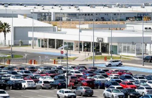 美国大街上几乎见不到中国车，可美国车企现在心里直打鼓。2025年全美卖了大概16