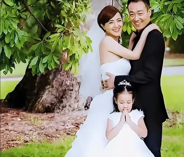 真应了那句老话：“恩爱夫妻不到头！”这是2014年辛柏青，在悉尼为朱媛媛重办的婚