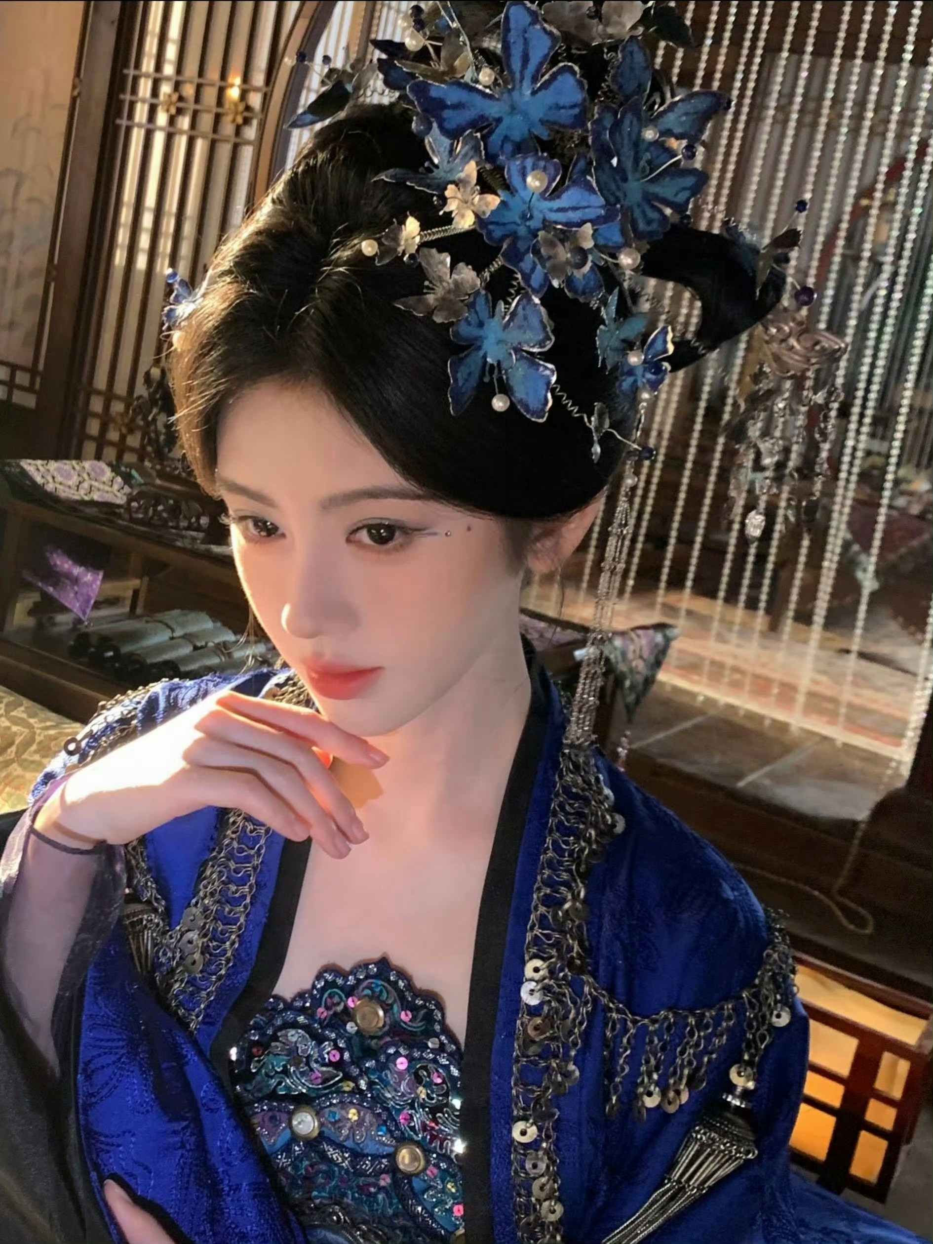 是妖妃版苏绿夏吗？美人在皮、在骨、更在气质。鞠婧祎你太会偷❤️啦，谁能不为你着迷