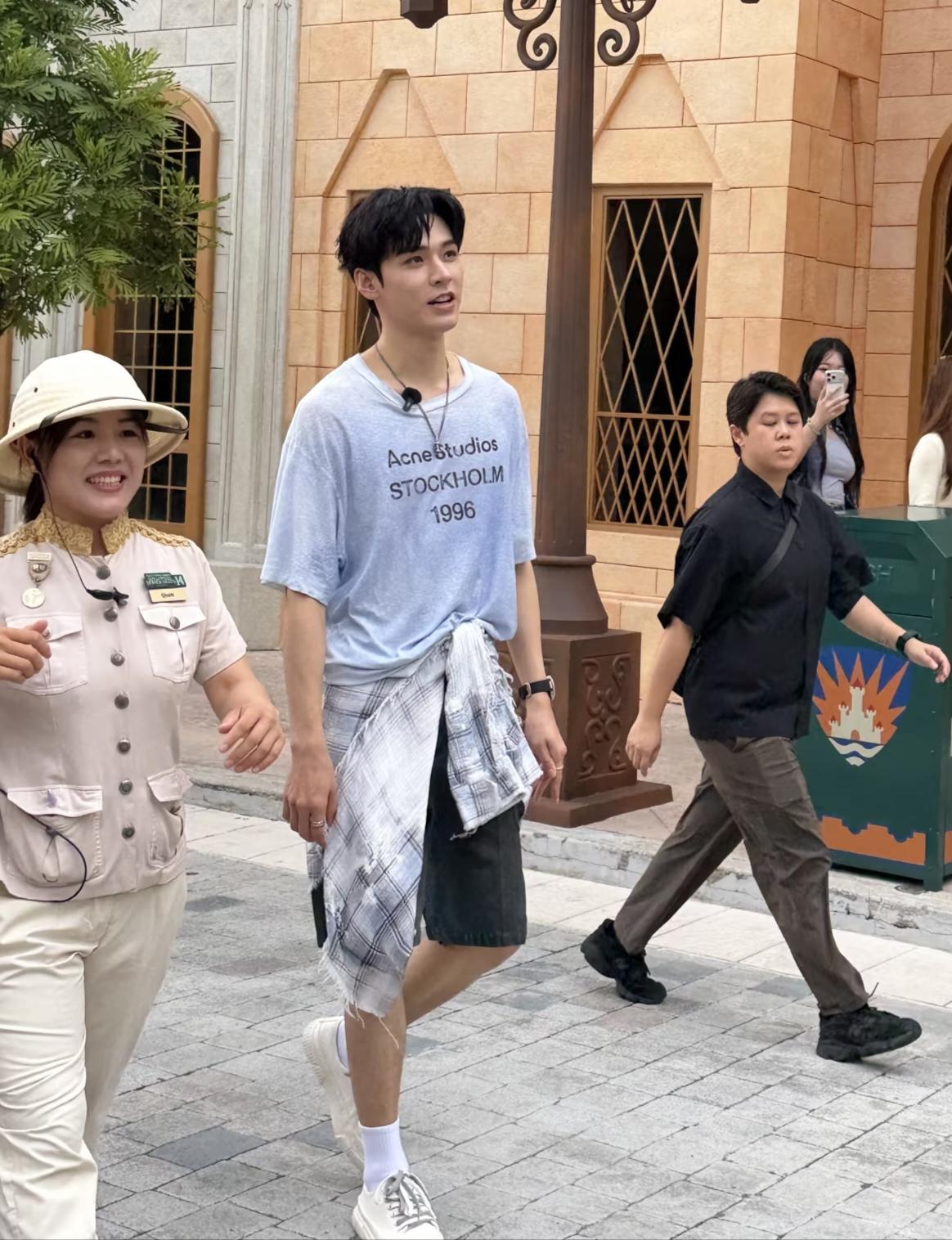 34岁龚俊在新加坡环球影城游玩被偶遇，他现实中真人非常瘦，身高1.75米左右，虽