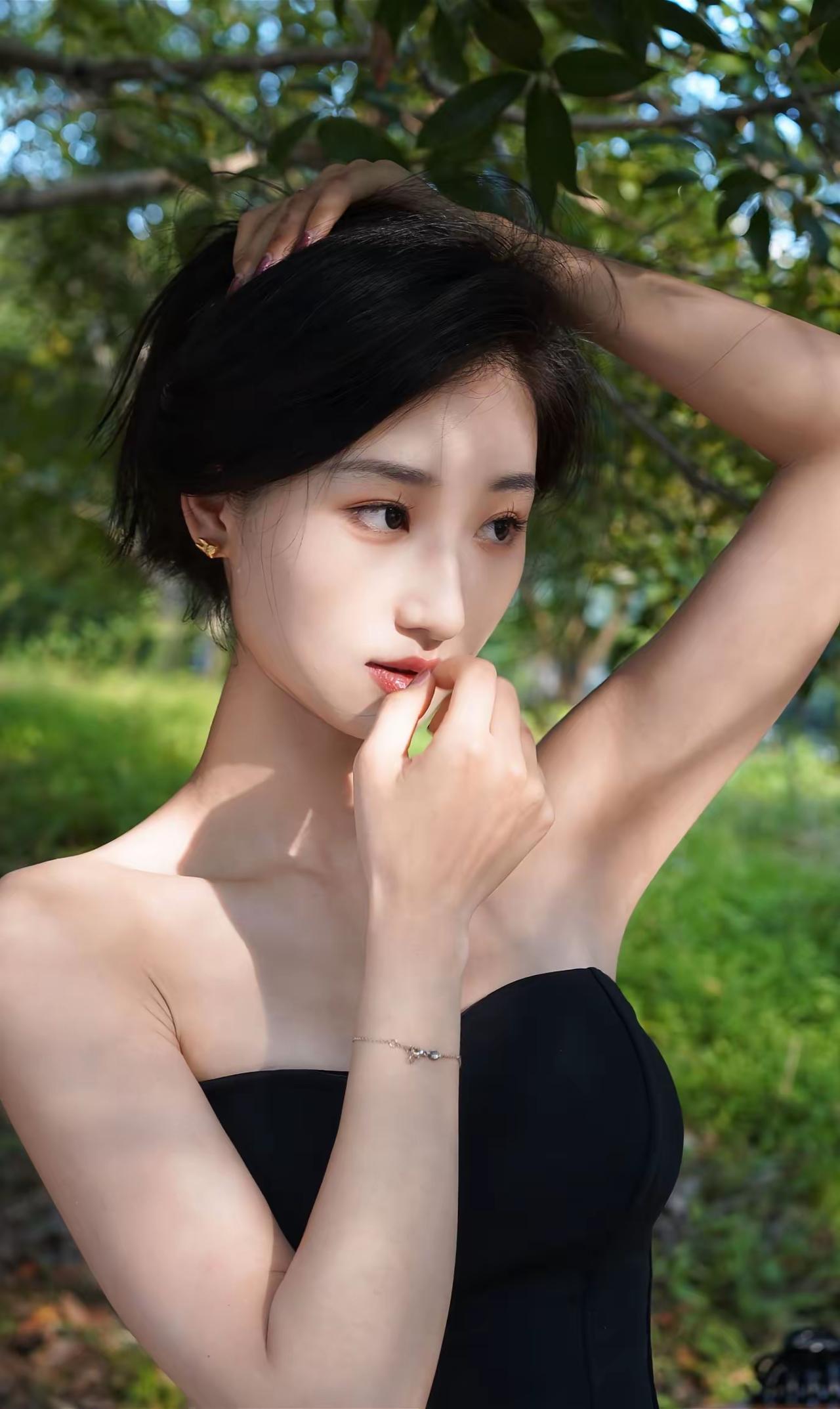 《墨裳花裙》原创诗词墨抹香肩衬雪肤，紫霞裙袂曳阶除。青丝漫卷风前影，素手轻