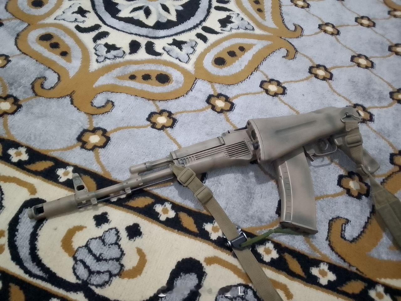 伊德利卜武器市场上一些有趣的东西。第一件带皮肤的AK-103报价650刀，第二件