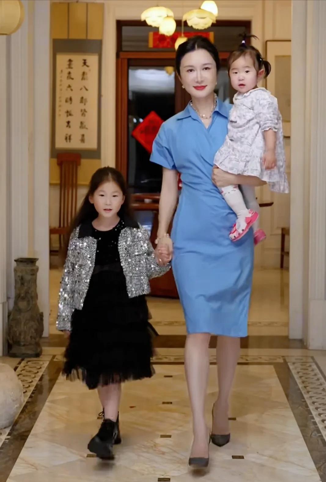 杜星霖在家带俩闺女走秀，张纪中的基因是不是有点太霸道了？44岁的杜星霖穿着高