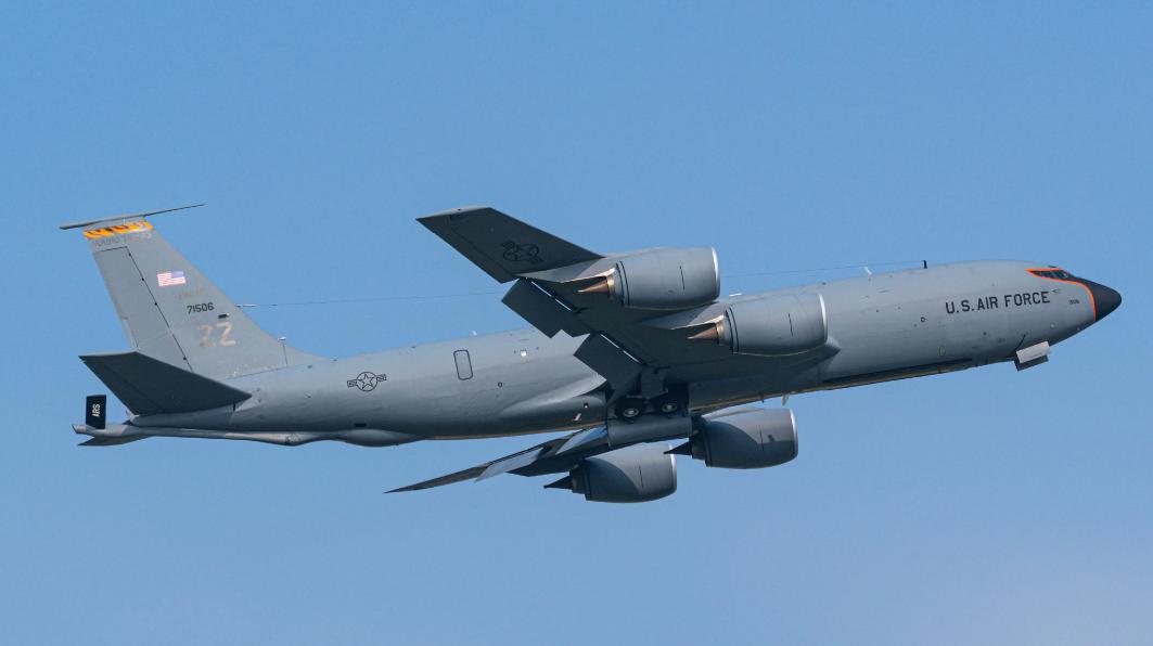 当地时间5月5日，美国空军一架KC-135R加油机从阿联酋宰夫拉空军基地起飞后，