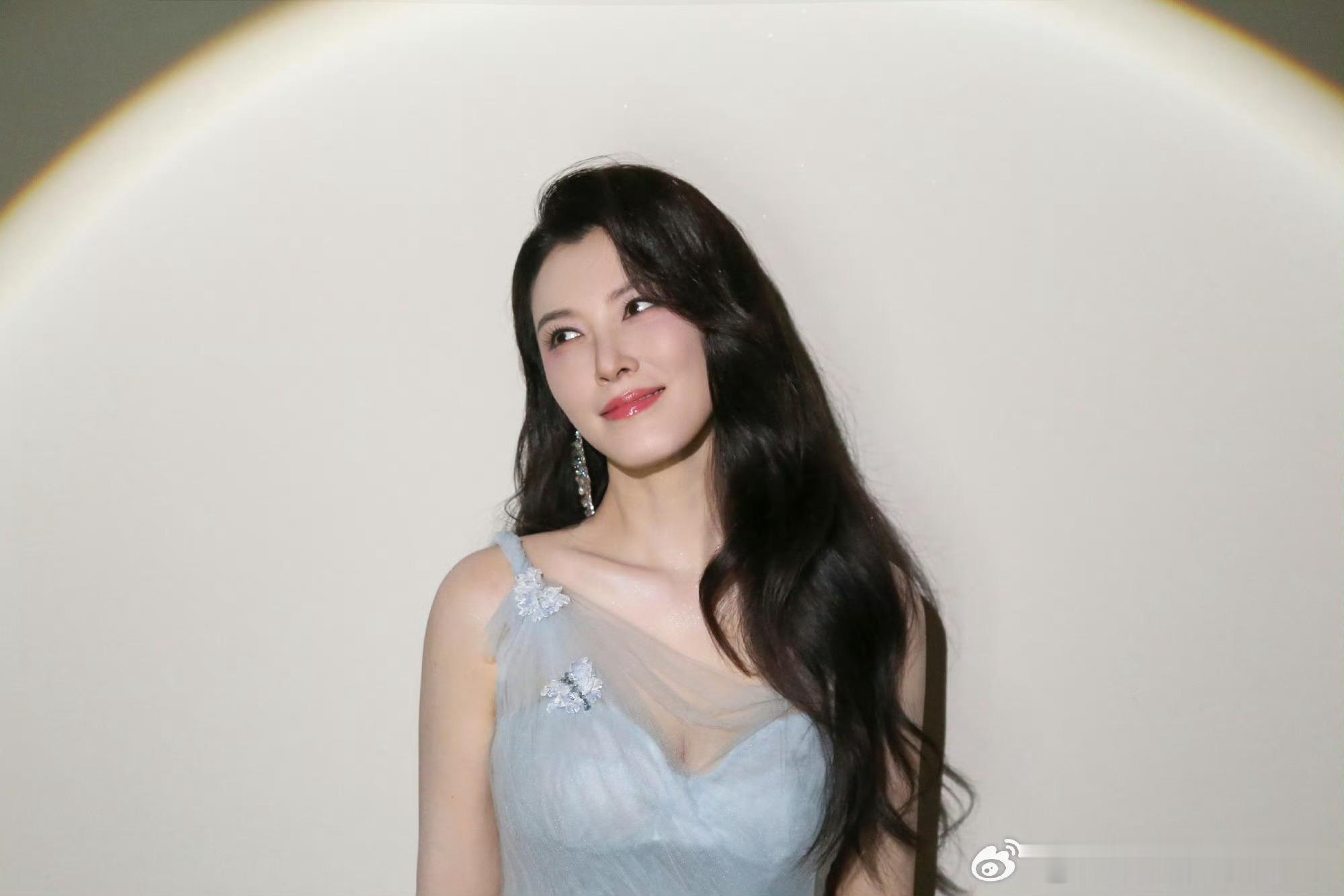 徐洁儿雨爱舞台徐洁儿好会唱拒绝修音靠实力！徐洁儿领衔演绎经典《雨爱》，气息把控精