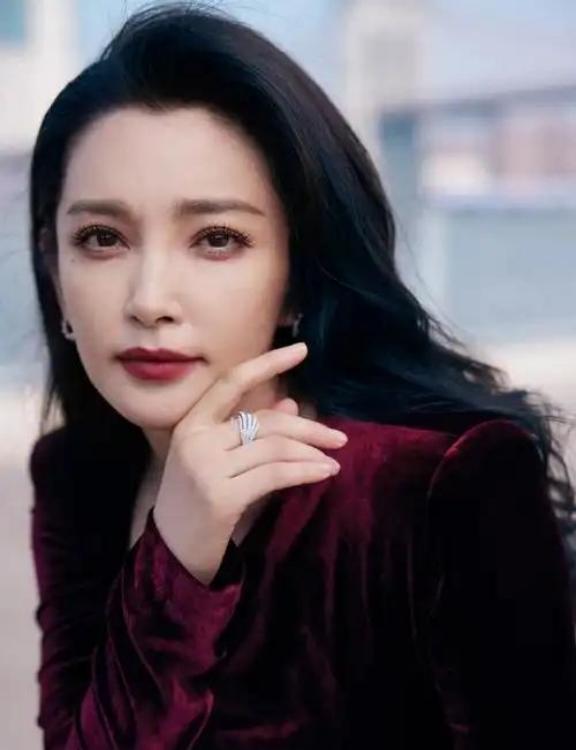 1999年，42岁的地产富商石涛看上了李冰冰。为了抱得美人归，石涛送上30多万的