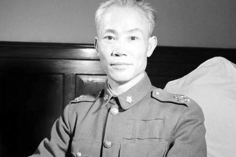 1944年，陈诚到昆明视察，在欢迎宴上，他去夹油炸锅巴时，关麟征讽刺说：“陈部长