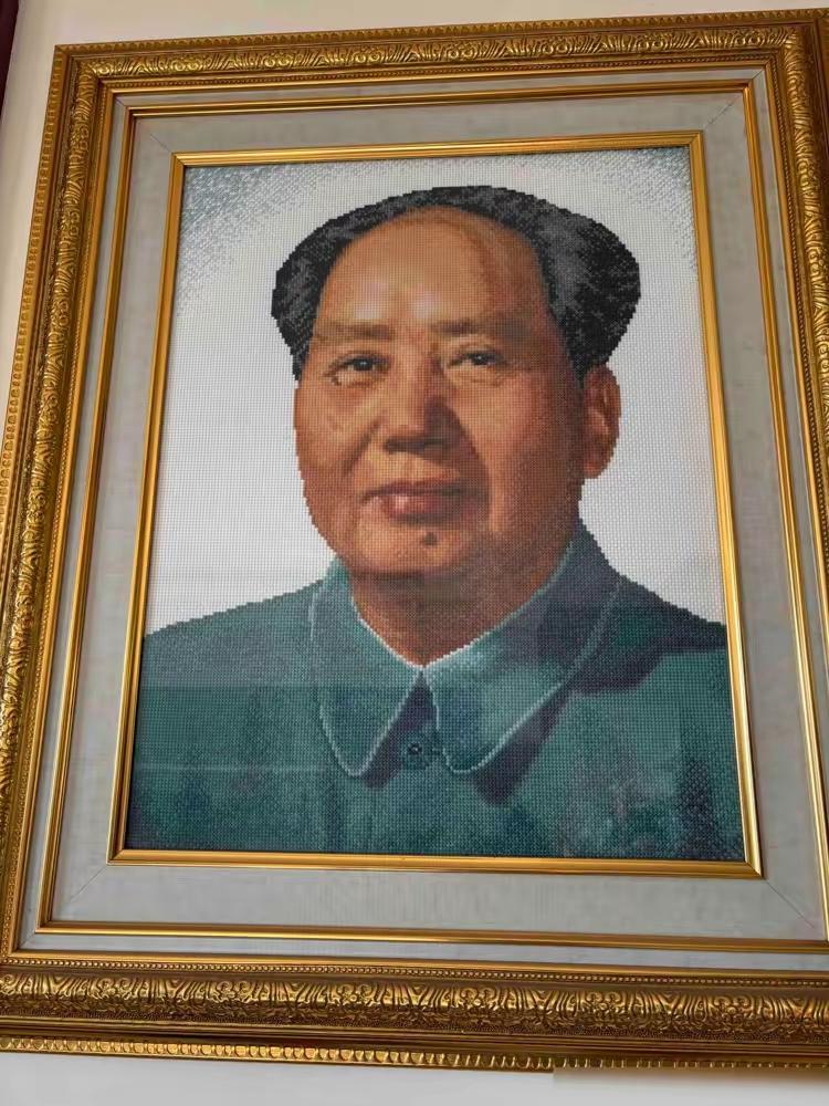 中午下班回家，8岁的小孙女冷不丁指着墙上的毛主席像，奶声奶气的小嗓音突然冒出一句