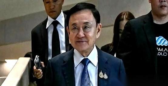 泰国前总理他信，五月份刚出监狱，脚腕上还扣着冰冷的电子环，出门活动要层层报备。
