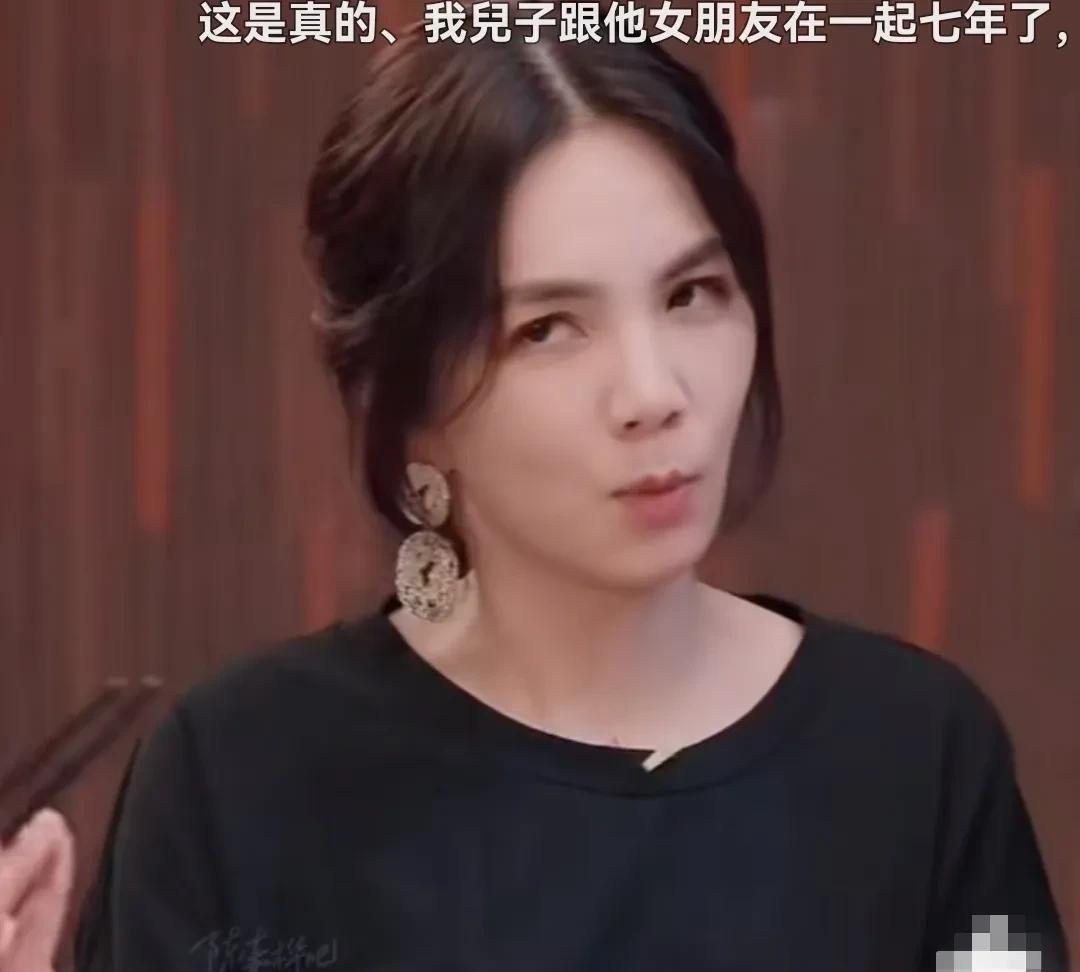 SHE里的陈嘉桦说：“我和我儿子说，以后他谈恋爱了，千万不要把女孩子带回家。”