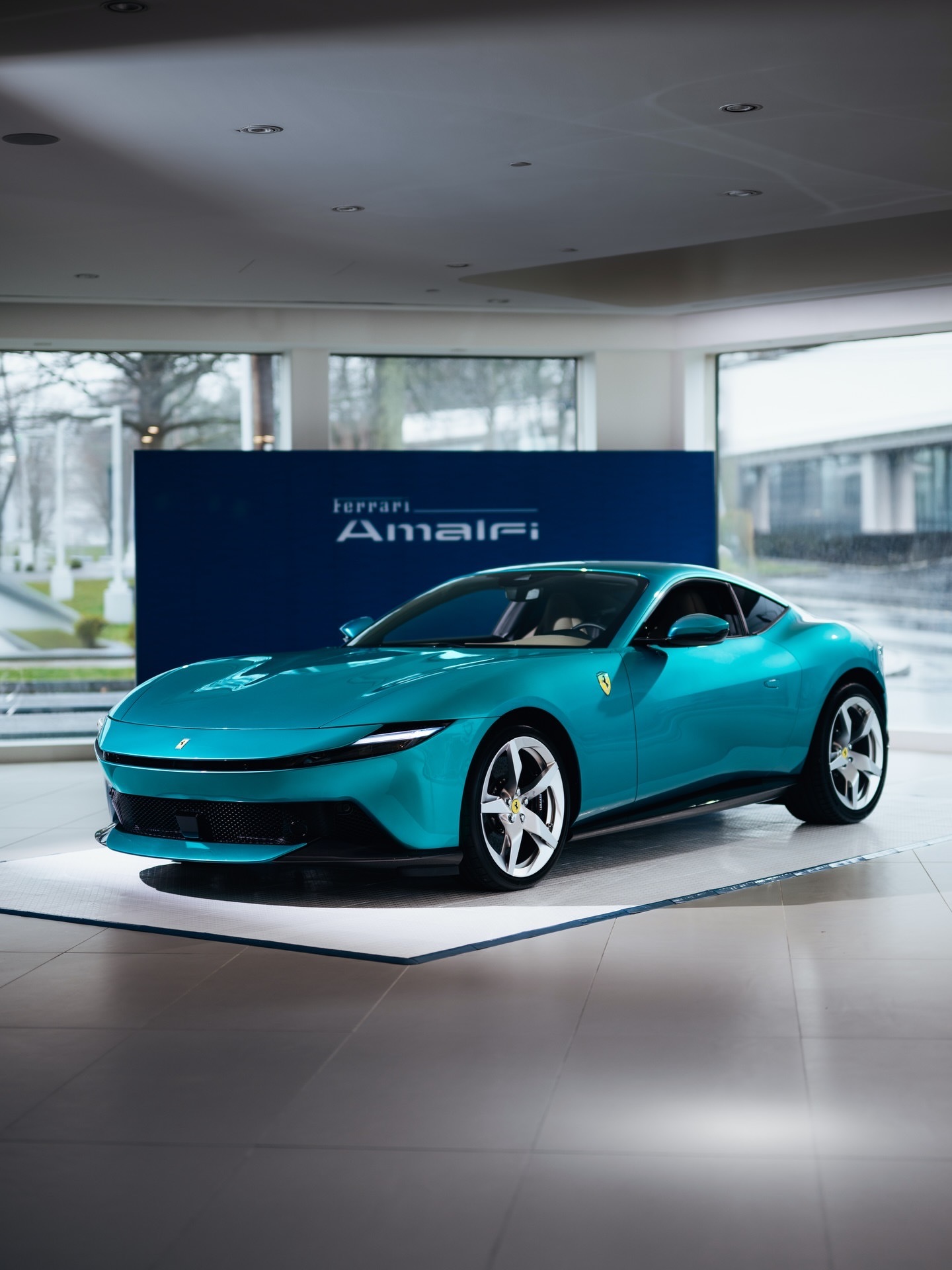 全新法拉利Amalfi！最近法拉利门店邀请了客户们来参加一个与新车亲密接触的夜晚