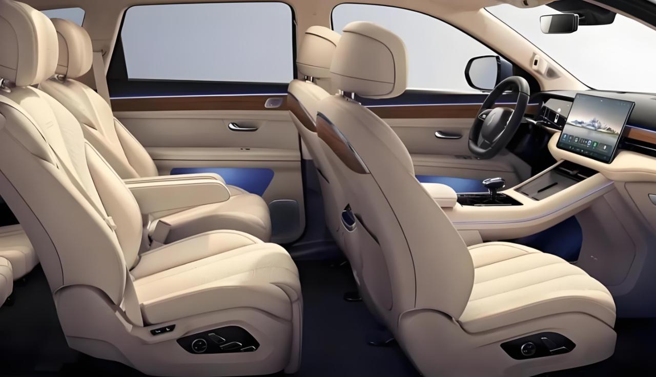 零重力座椅听着高级，其实是个“美丽的陷阱”。谁都知道躺着爽，但在车里，躺着可