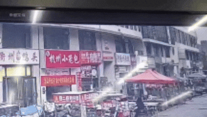 2岁女童意外坠楼，妈妈听到惊呼声下楼后才发现！一男子徒手去接：孩子没撑几秒就掉下