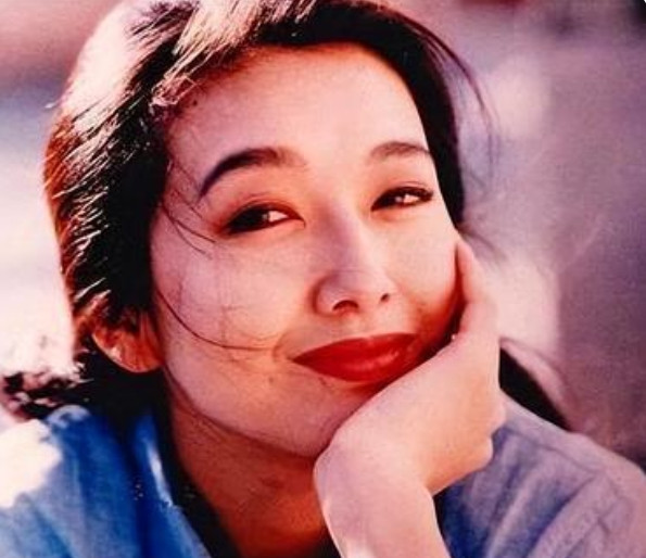 2002年，杨志刚和江珊一起拍戏。有一场戏，杨志刚要从背后抱住江珊，就在这时，江