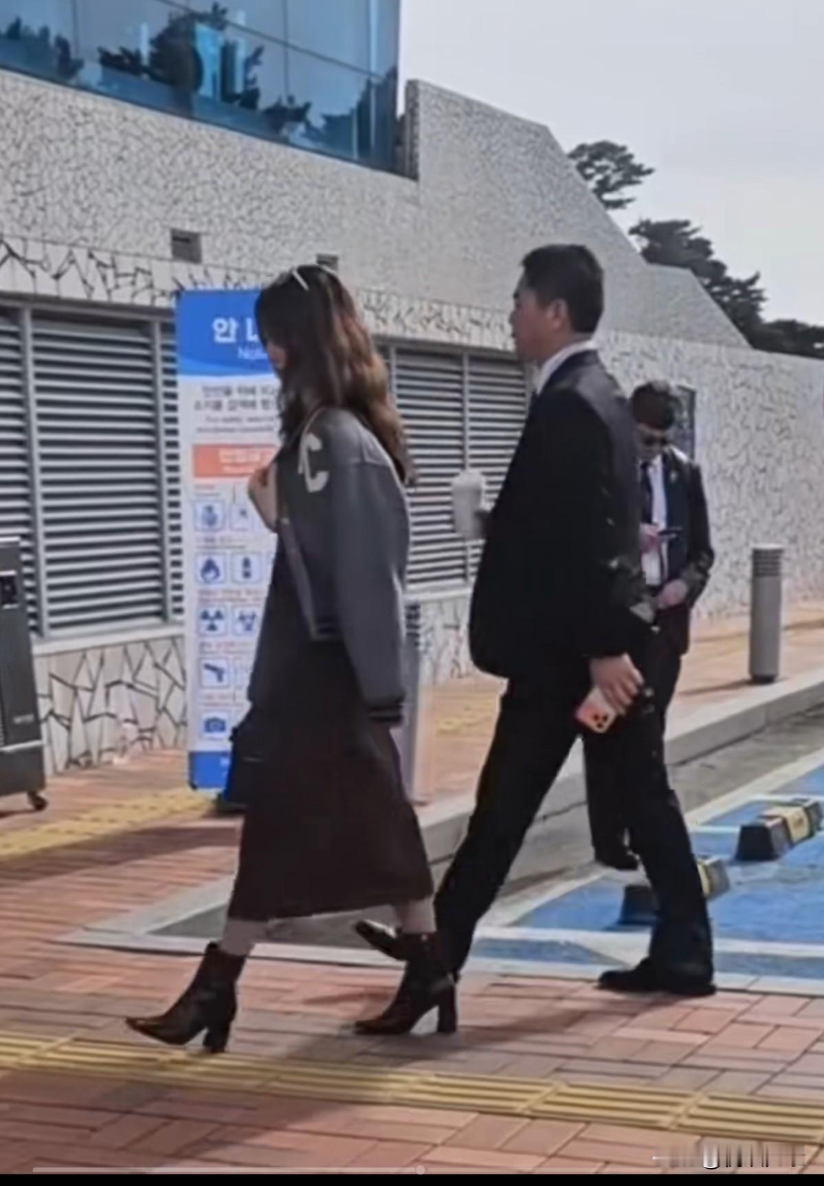 一头金发，才32岁的章泽天好漂亮。感觉刘强东东哥快要Hold不住了，端着奶茶