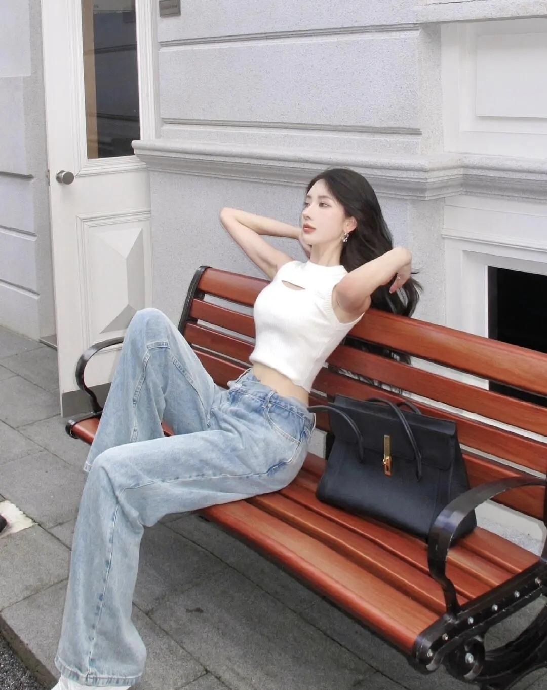 长椅接住放空的午后，白衫和牛仔裹着松弛的风，包包里装着没看完的诗集。阳光刚好，不