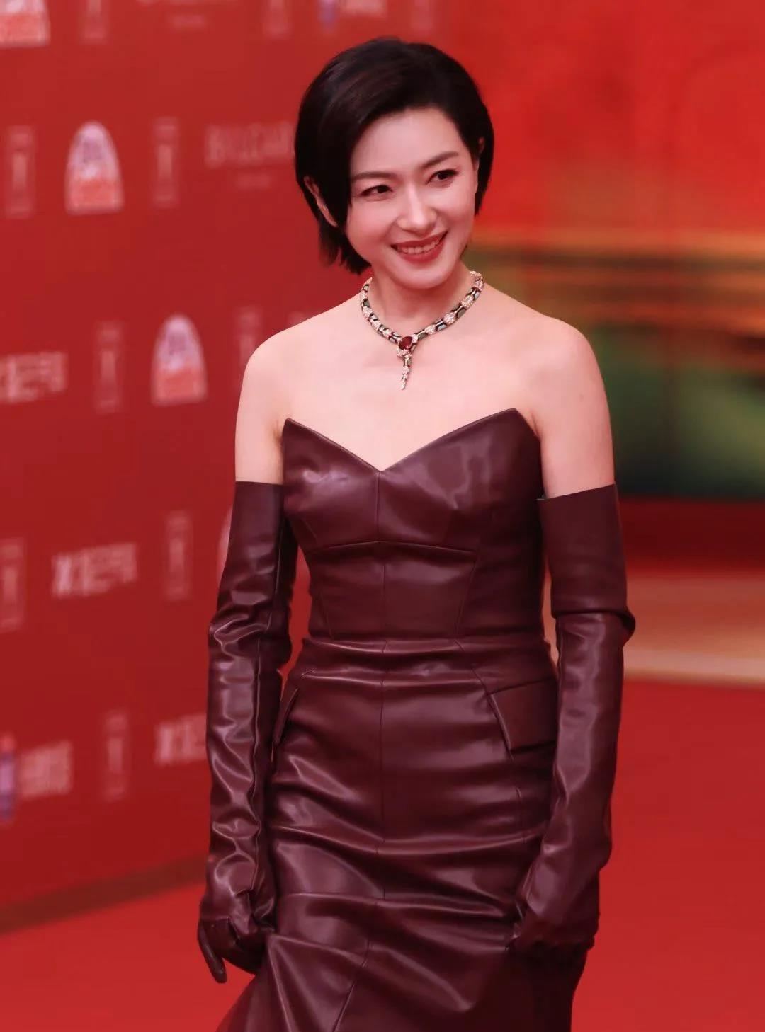 万茜这个人，我是越来越看不懂她了。你说她明明在圈子里都过了二十年