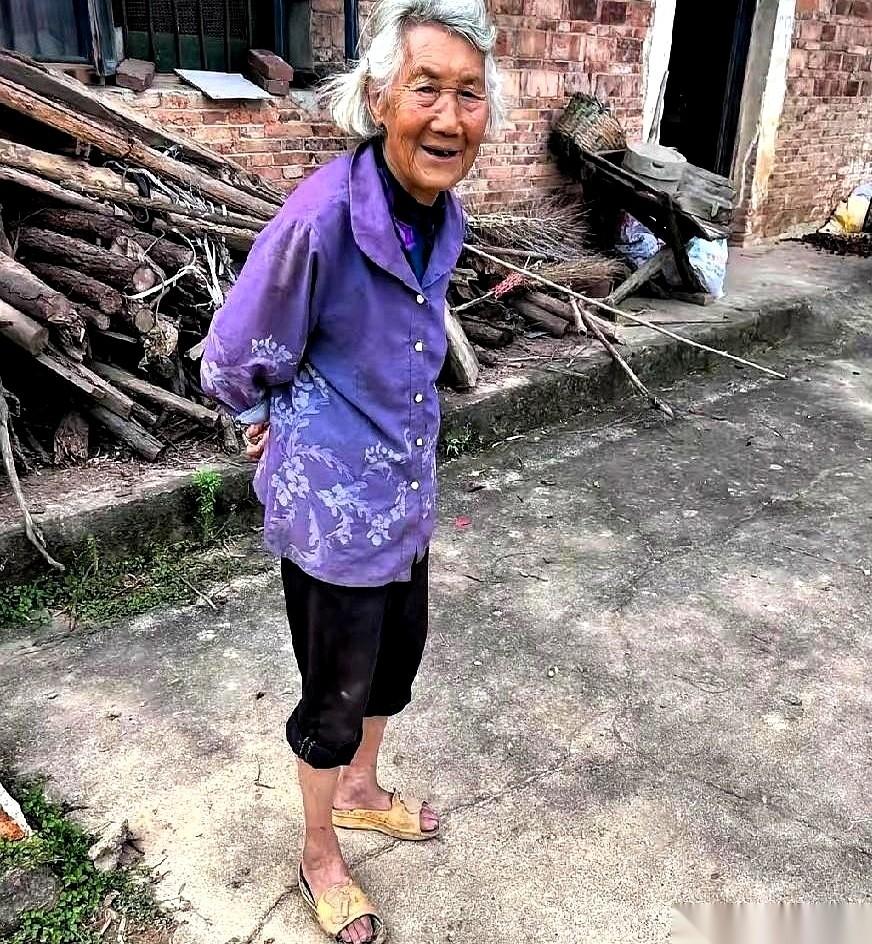 网上看到个事儿。一场出殡仪式上，最前排齐刷刷空着四把椅子。这是个115岁老太太