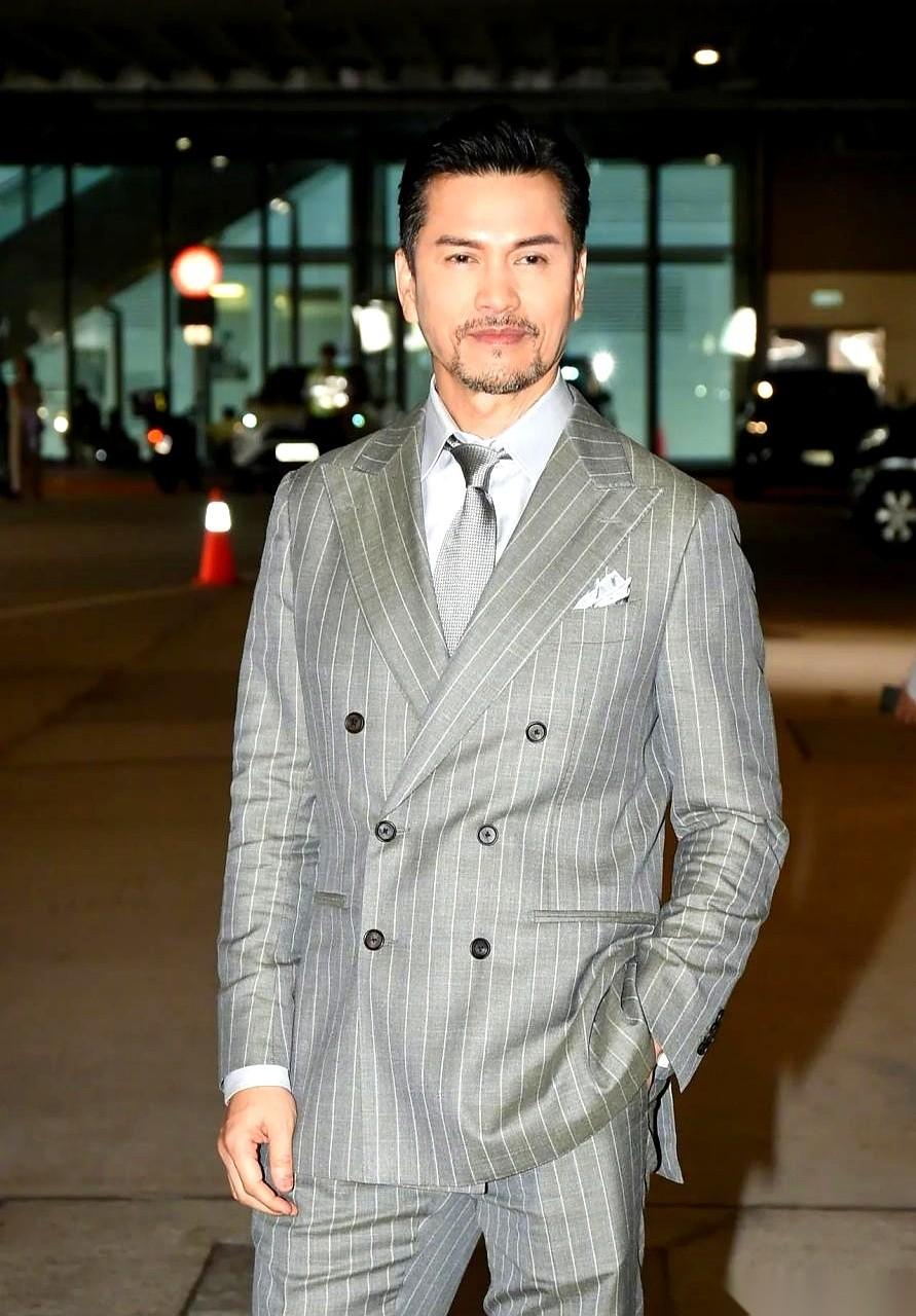 都说吕良伟是基因好，他家保姆一句话，把天聊死了：晚上十点，准时拉总电闸，全屋断电