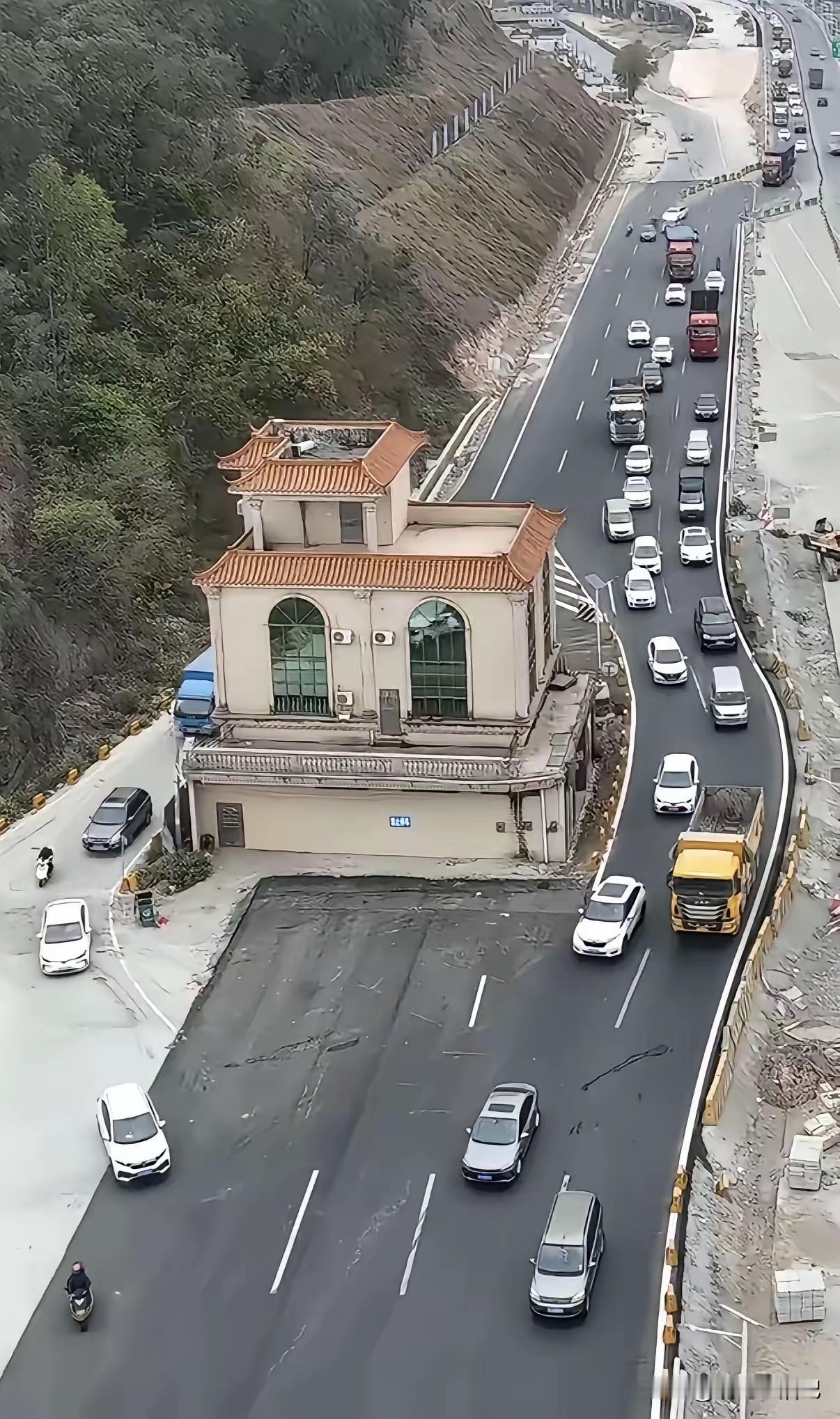 眼睁睁看着邻居一个个住进新房，自己家却变成了一座孤岛，不知道有没有后悔？